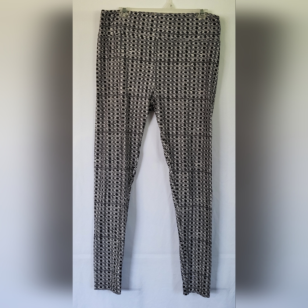LulaRoe Tall and Curvy Patterned Leggings B/W